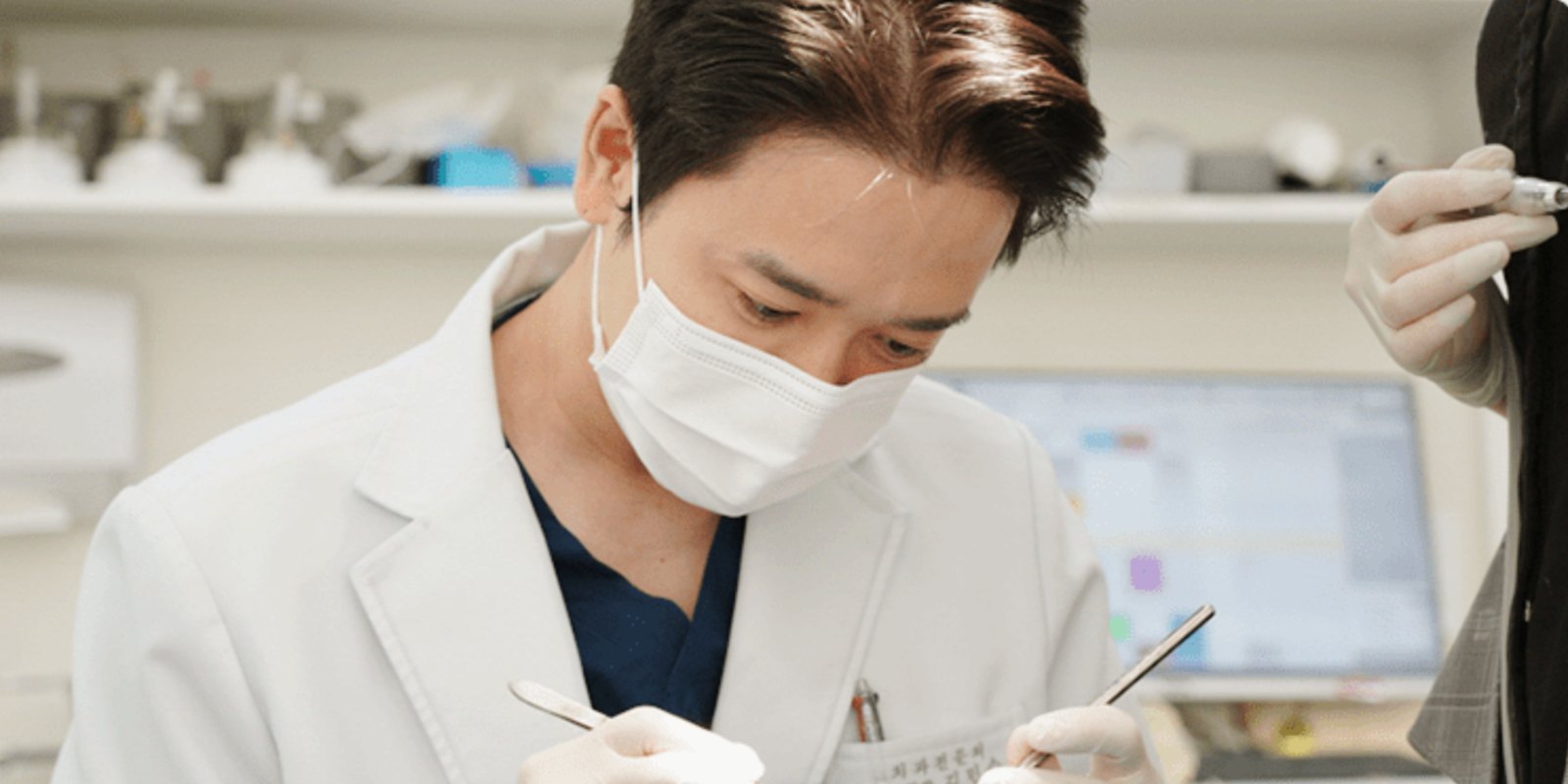 김민수 대표원장 진료 장면(서울더자연치과)